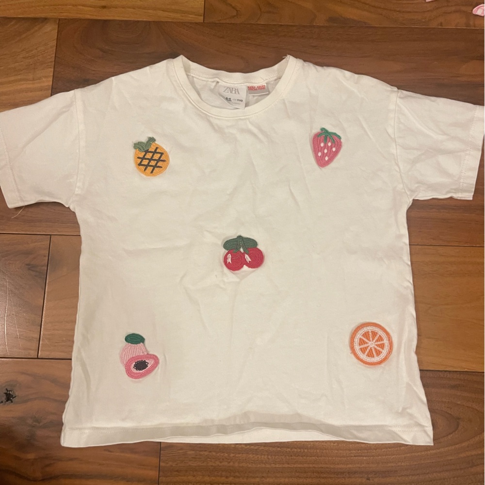 Bundle of 2 Zara white tees - embroidered fruit & appliqué roses size 4-5